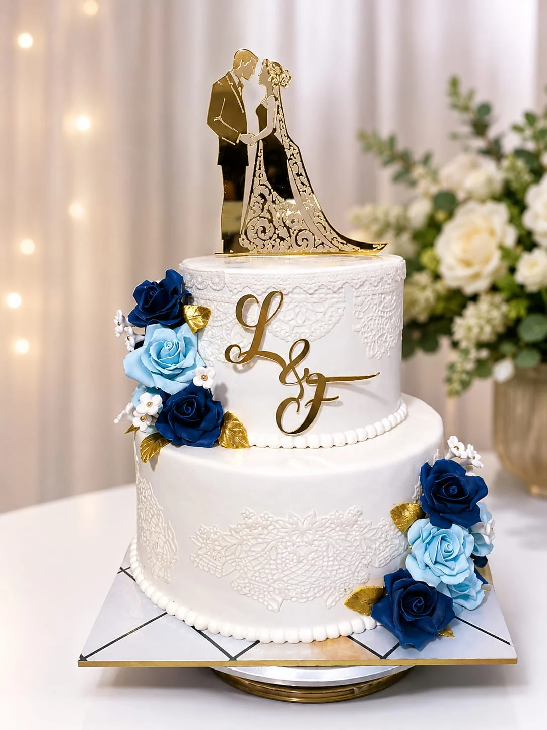 Torta de matrimonio con flores azules