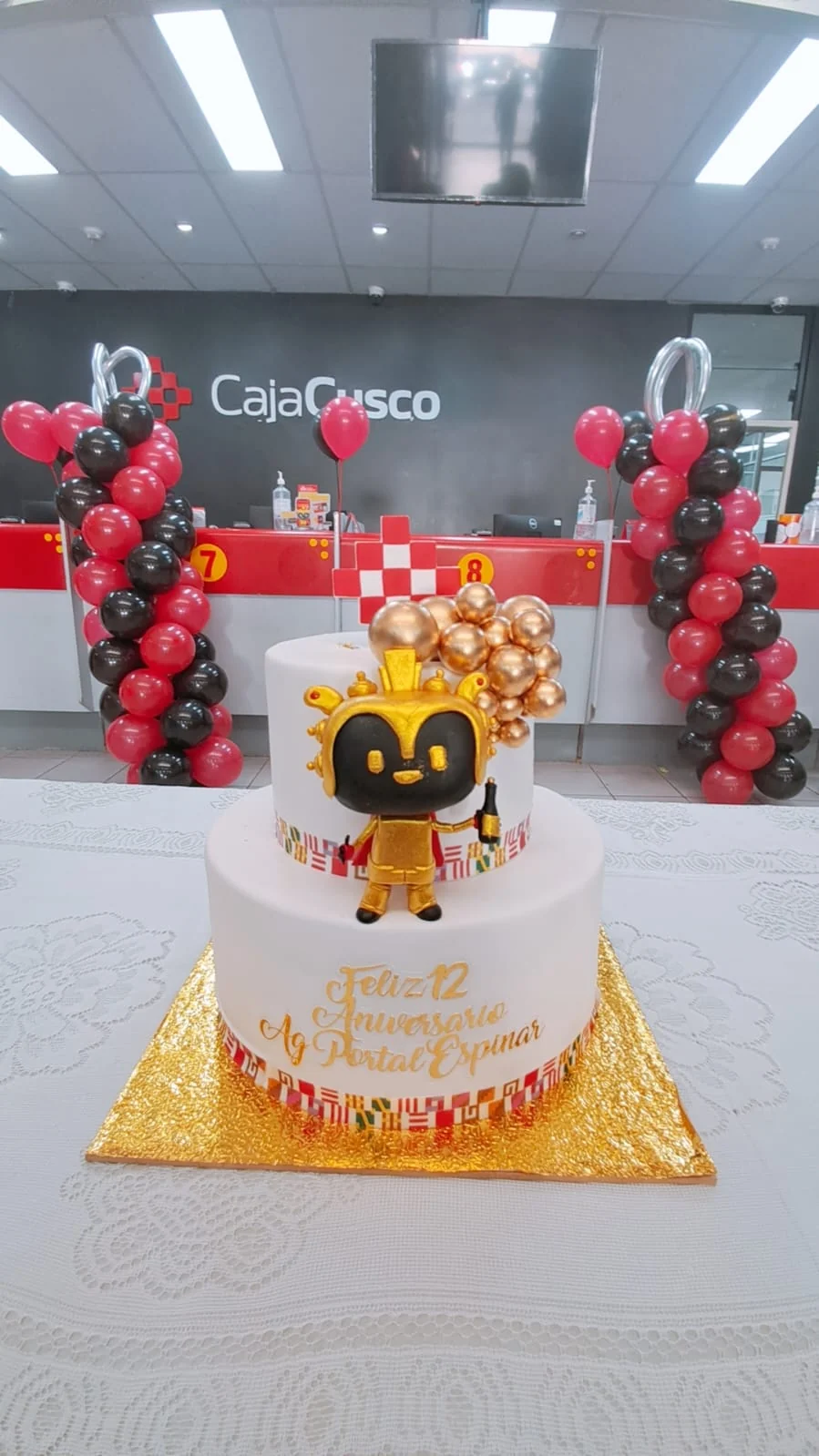 Torta temática para evento con decoración roja y dorada
