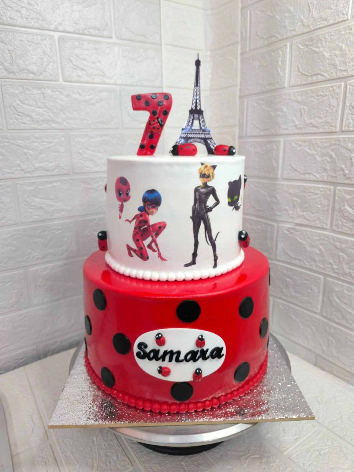 Torta roja temática de superhéroes para cumpleaños