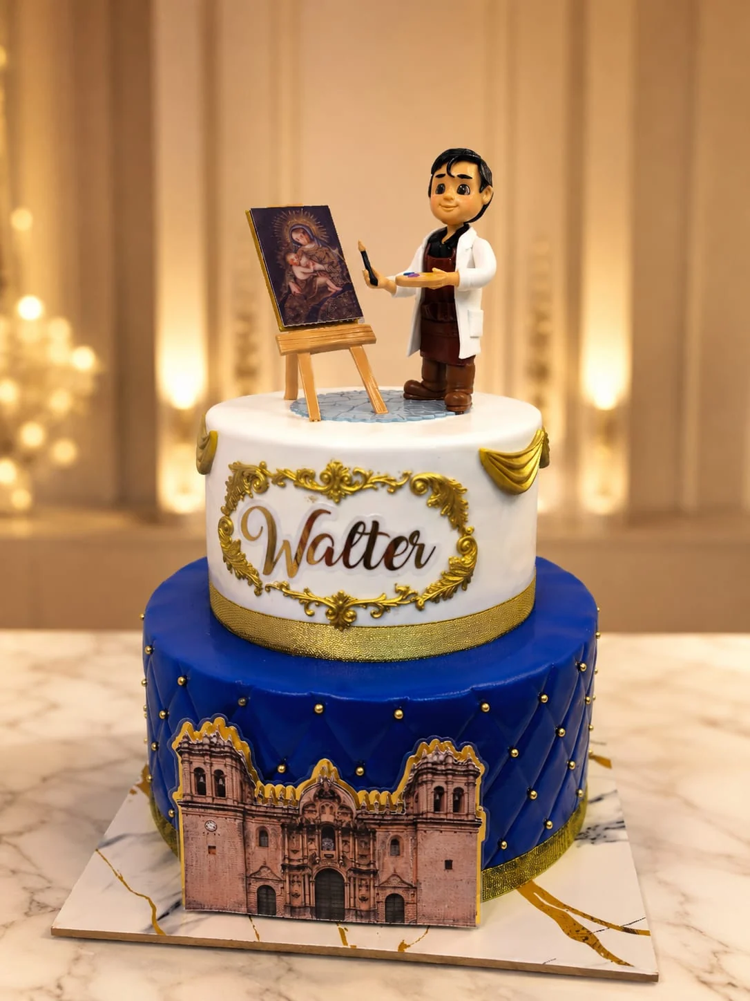 Torta personalizada azul con arquitectura y personaje